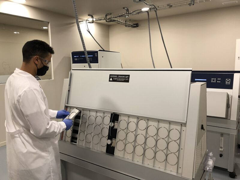 使用QUV紫外老化试验箱对皮革鞋具进行紫外老化测试