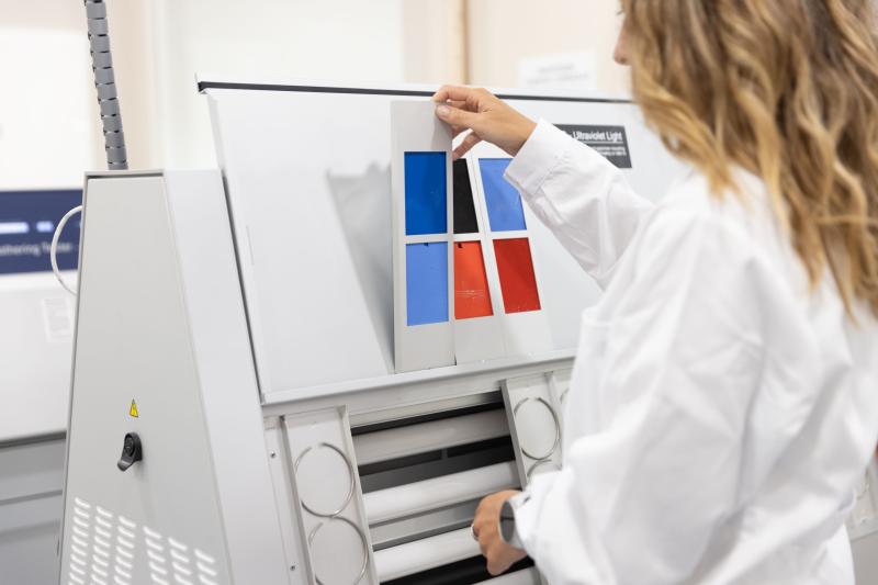 undefined 塑料包装袋在室内灯照射下发生老化