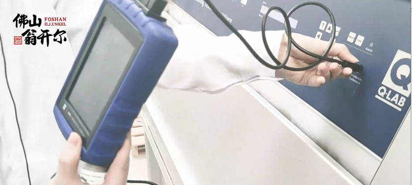 undefined 将智能传感器插入QUV紫外荧光老化试验箱控制面板上的USB接口