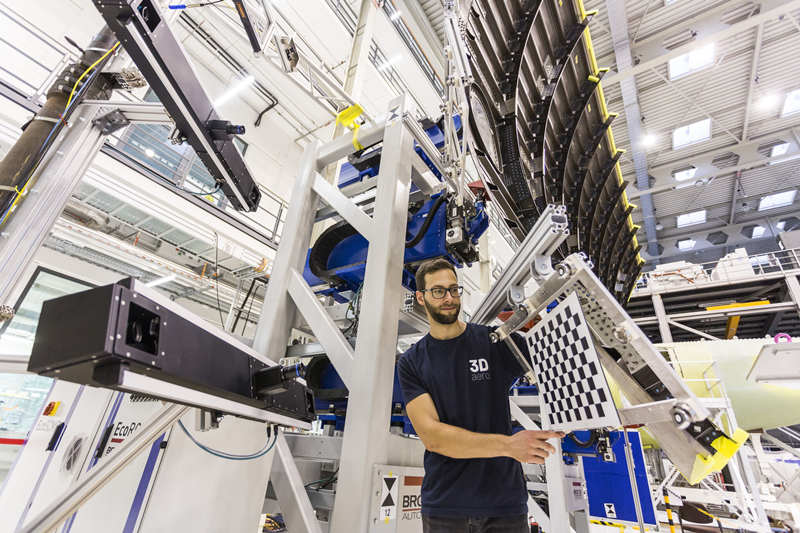 空客AIRBUS公司使用3D大结构测量系统对飞机侧壳进行3D测量