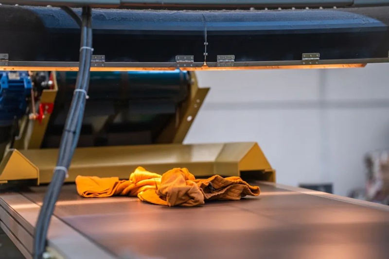 图 5:PICVISA 机器由集成NIR高光谱相机高光谱成像技术,可确保对纤维和颜色的无数组合进行准确分类