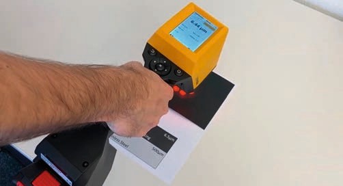 使用涂魔师 ATO Flex手持非接触膜厚分析仪对电泳漆漆膜进行无损测厚