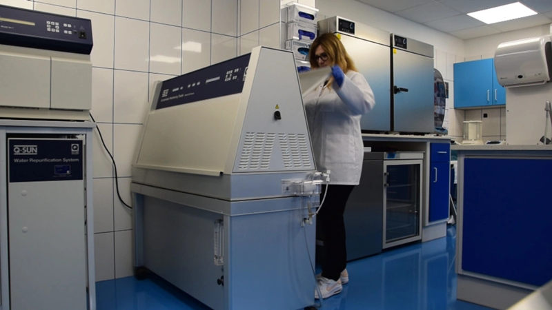 使用QUV荧光紫外老化箱测试纯丙烯酸分散体涂料保光性