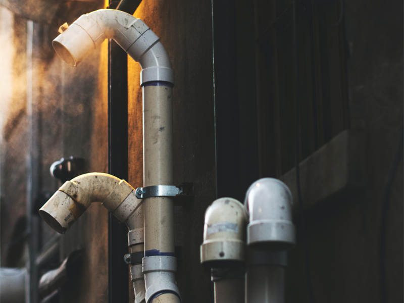 PVC塑料管道在太阳光下曝晒老化