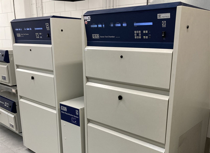 使用Q-SUN Xe-3塑料氙灯耐候老化测试机运行ISO 4892-2