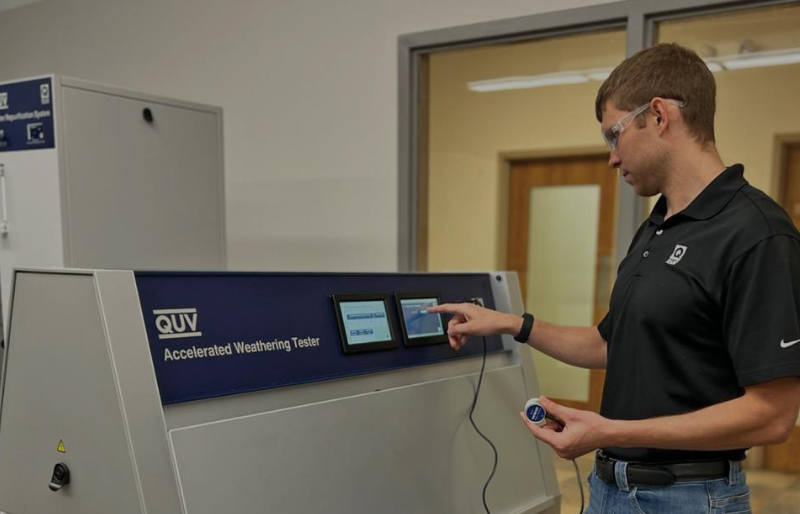使用QUV塑料紫外光加速老化测试机运行ISO 4892-3