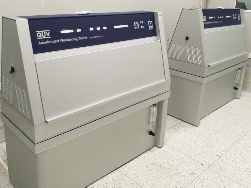 使用QUV塑料紫外老化试验箱运行ISO 4892-3测试塑料材料的老化