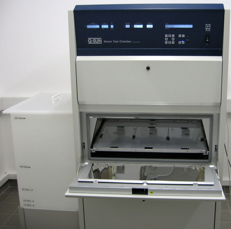 在氙灯老化试验箱中对塑料跑道进行老化测试